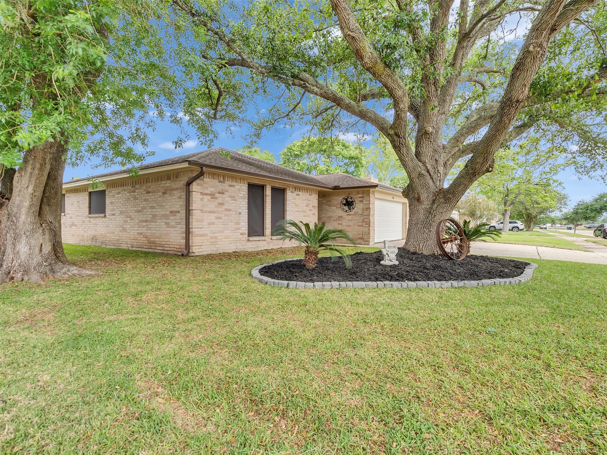 101 North Wagon Lane Angleton, TX 77515 - Photo 2 of 23