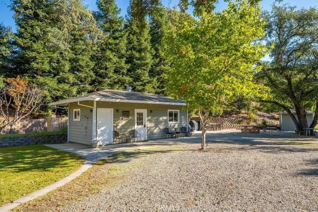 a view of a large yard with lots of green space