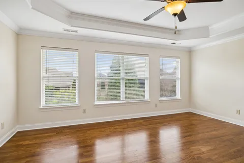 a view of a house with backyard and garden
