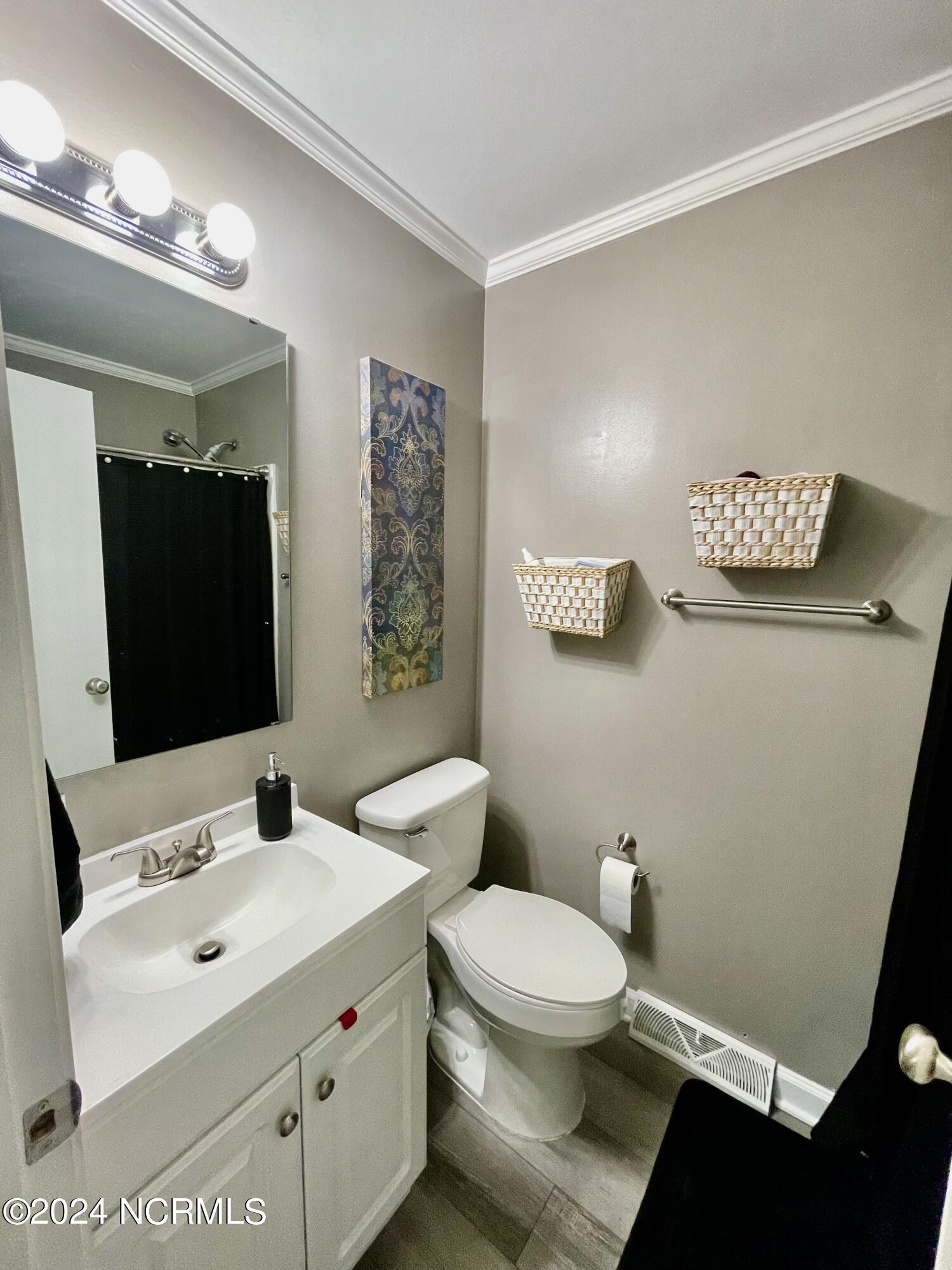 129 Woodland Road Rockingham, NC 28379 - Photo 27 of 38 hall bath