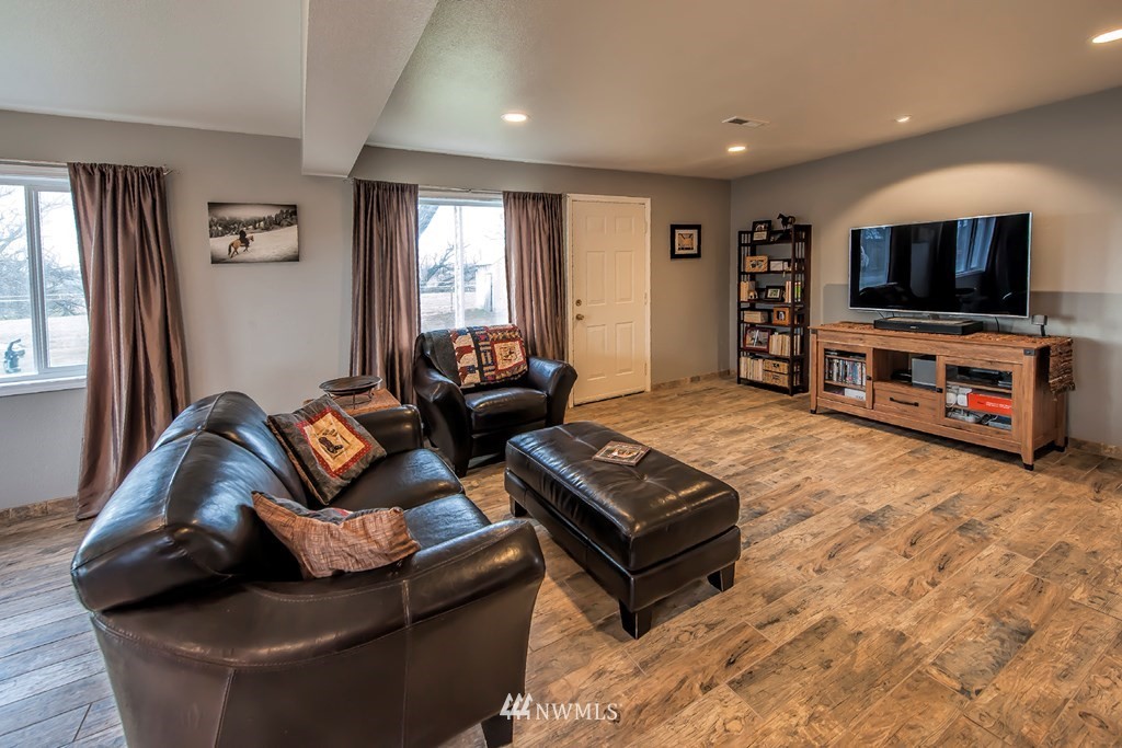 126 Last Chance Road Walla Walla, WA 99362 - Photo 3 of 40 a living room with furniture and a flat screen tv