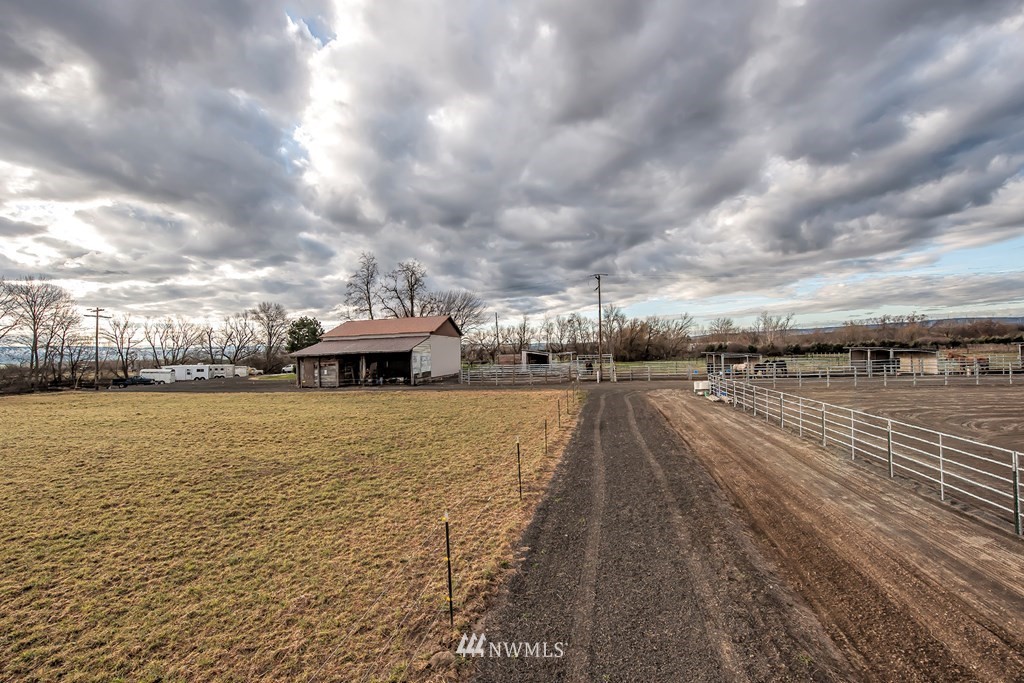 126 Last Chance Road Walla Walla, WA 99362 - Photo 22 of 40 a view of a lake