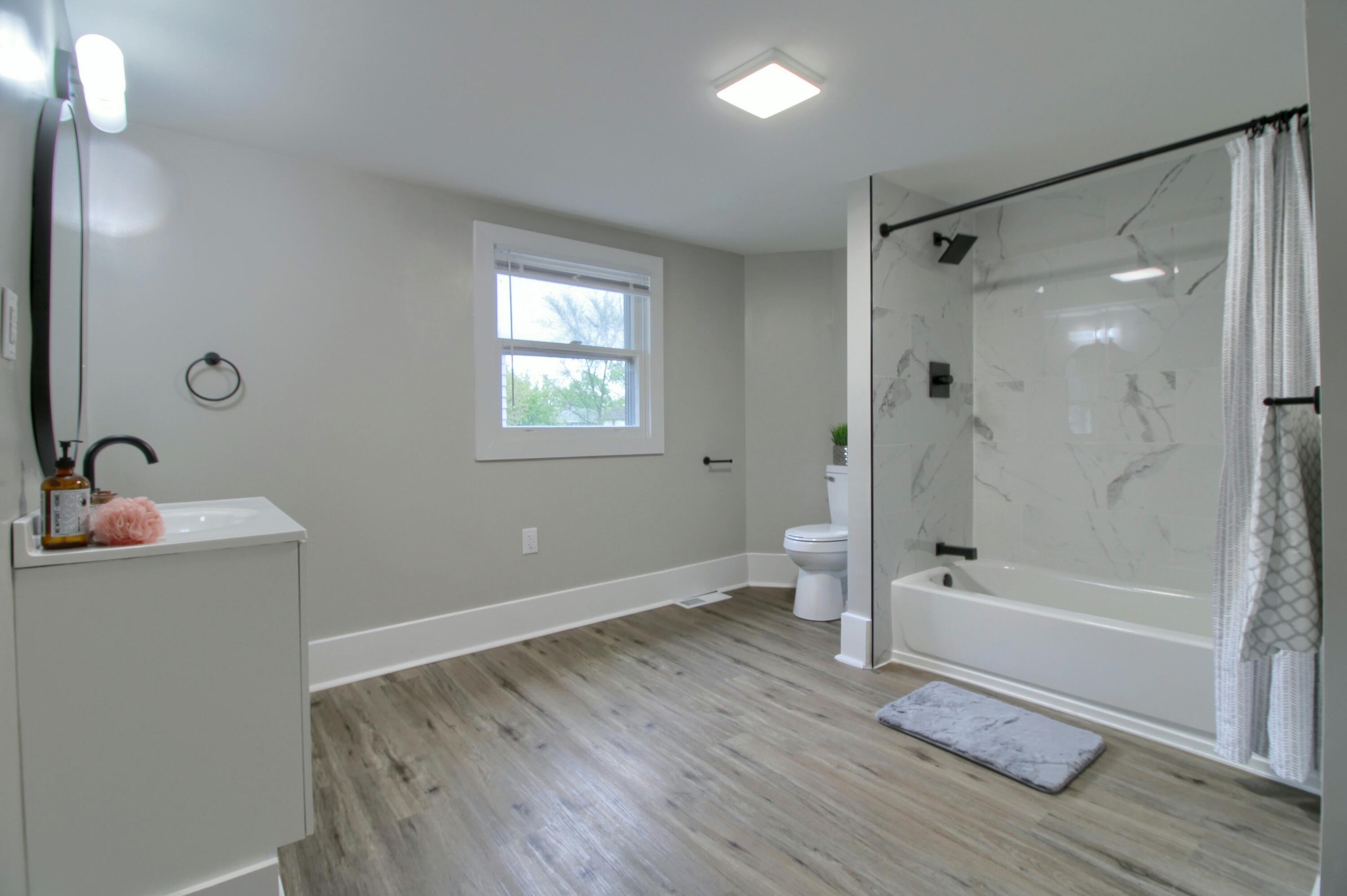 127 Bates Street Jackson, MI 49202 - Photo 15 of 39 Primary-Bathroom (9)