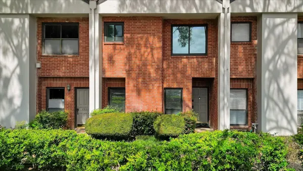 $280,900 | 2608 Bering Drive, Unit 2608, Houston, TX 77057
