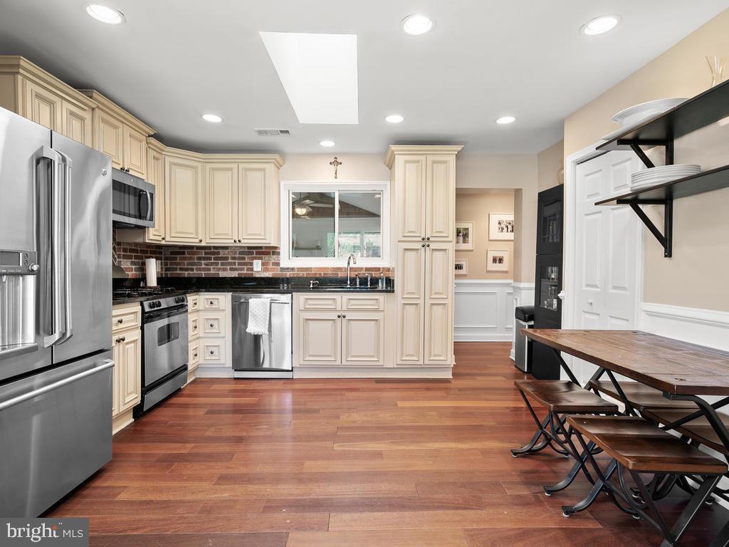 11614 Gail Street Silver Spring, MD 20902 - Photo 10 of 33 Stainless steel appliances