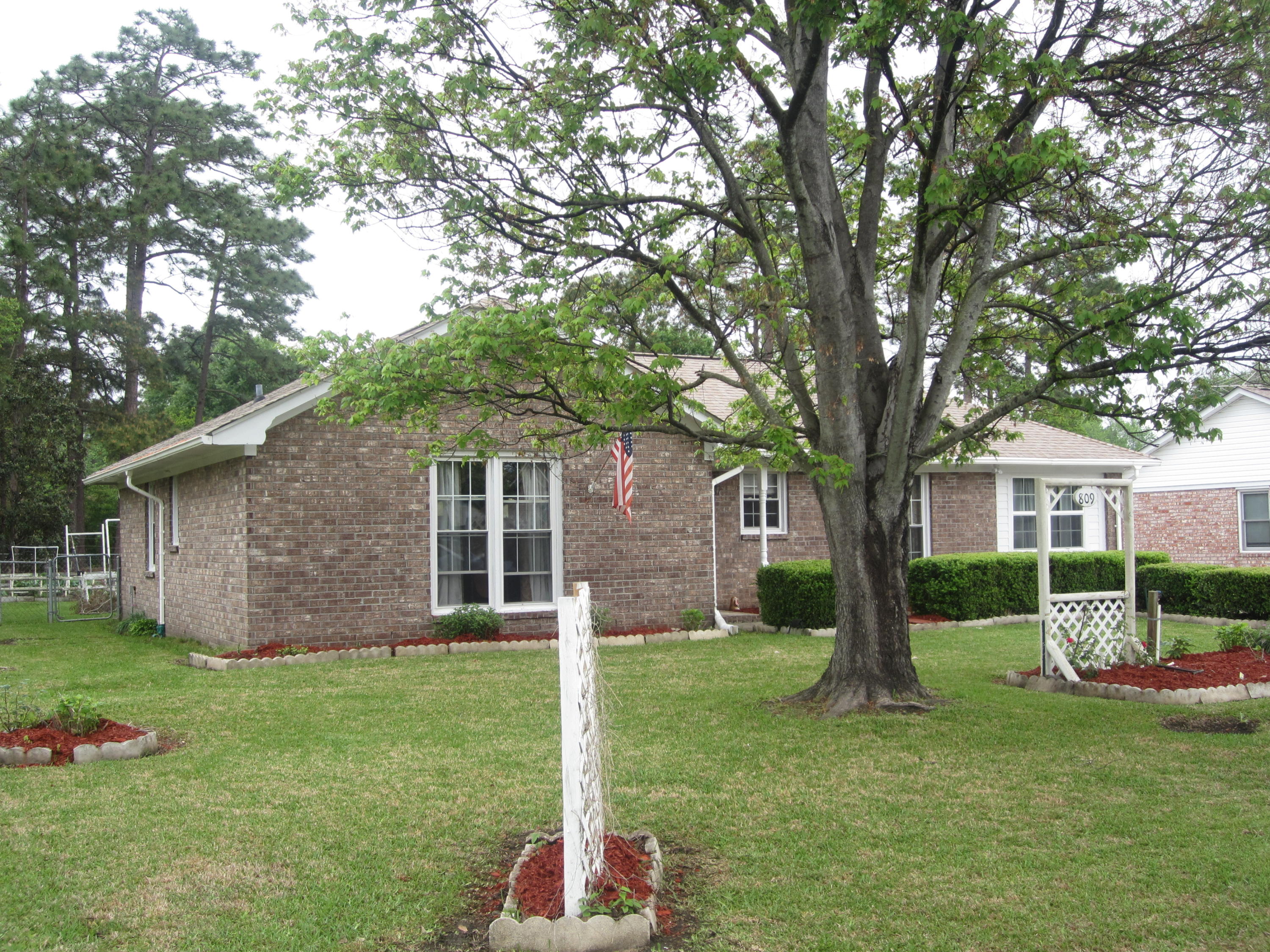 809 Beauregard Road Summerville, SC 29486 - Photo 2 of 26 809 Bearegard 003