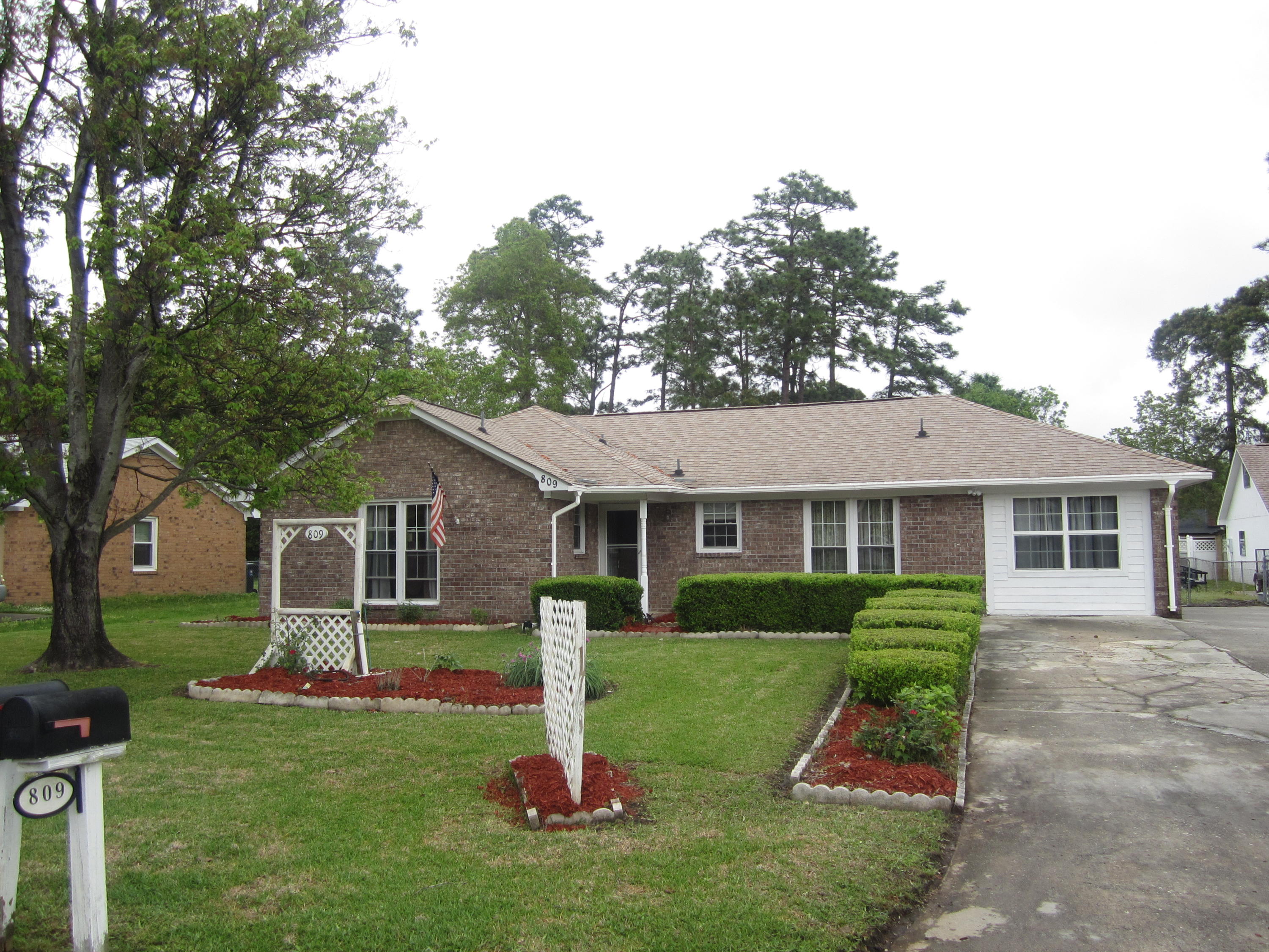 809 Beauregard Road Summerville, SC 29486 - Photo 3 of 26 809 Bearegard 001
