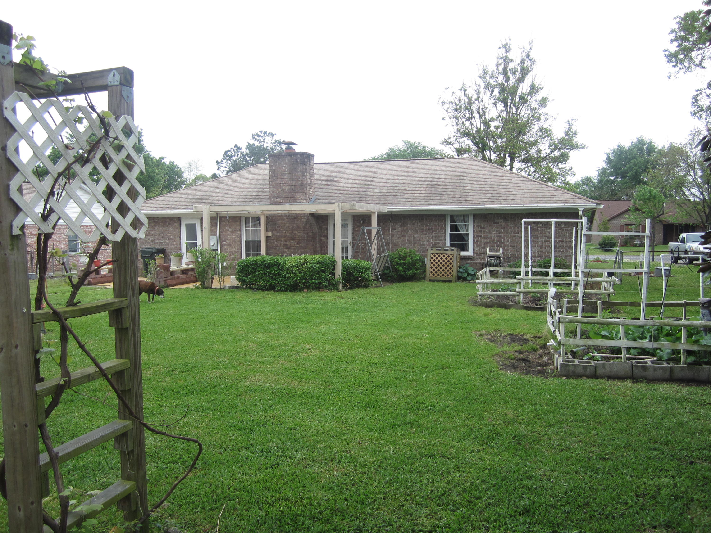 809 Beauregard Road Summerville, SC 29486 - Photo 6 of 26 809 Bearegard 011
