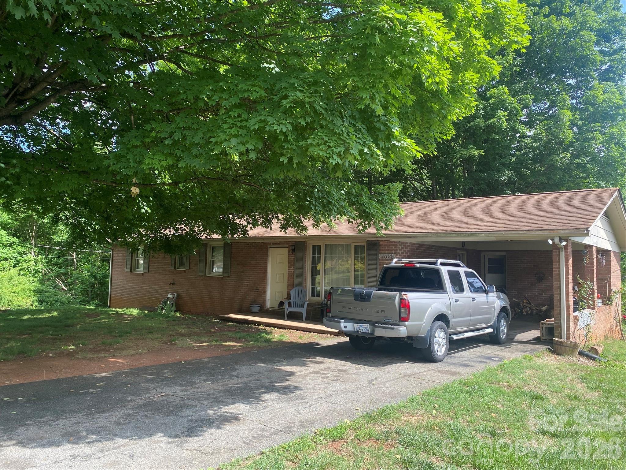 2071 Colonial Lane Hickory, NC 28601 - Photo 3 of 8