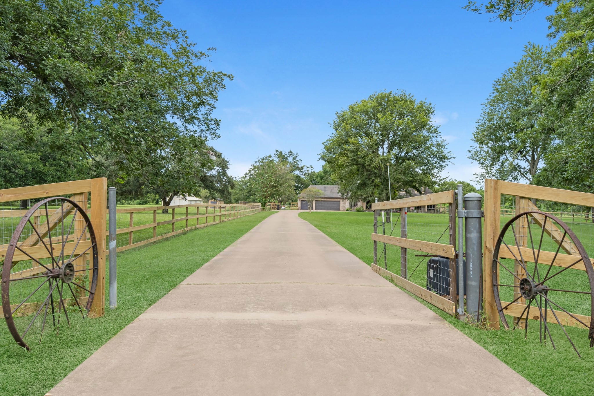 17126 County Road 39 Rosharon, TX 77583 - Photo 42 of 47 Front gate into property. All fencing just completed very recently. Note the long concrete driveway!