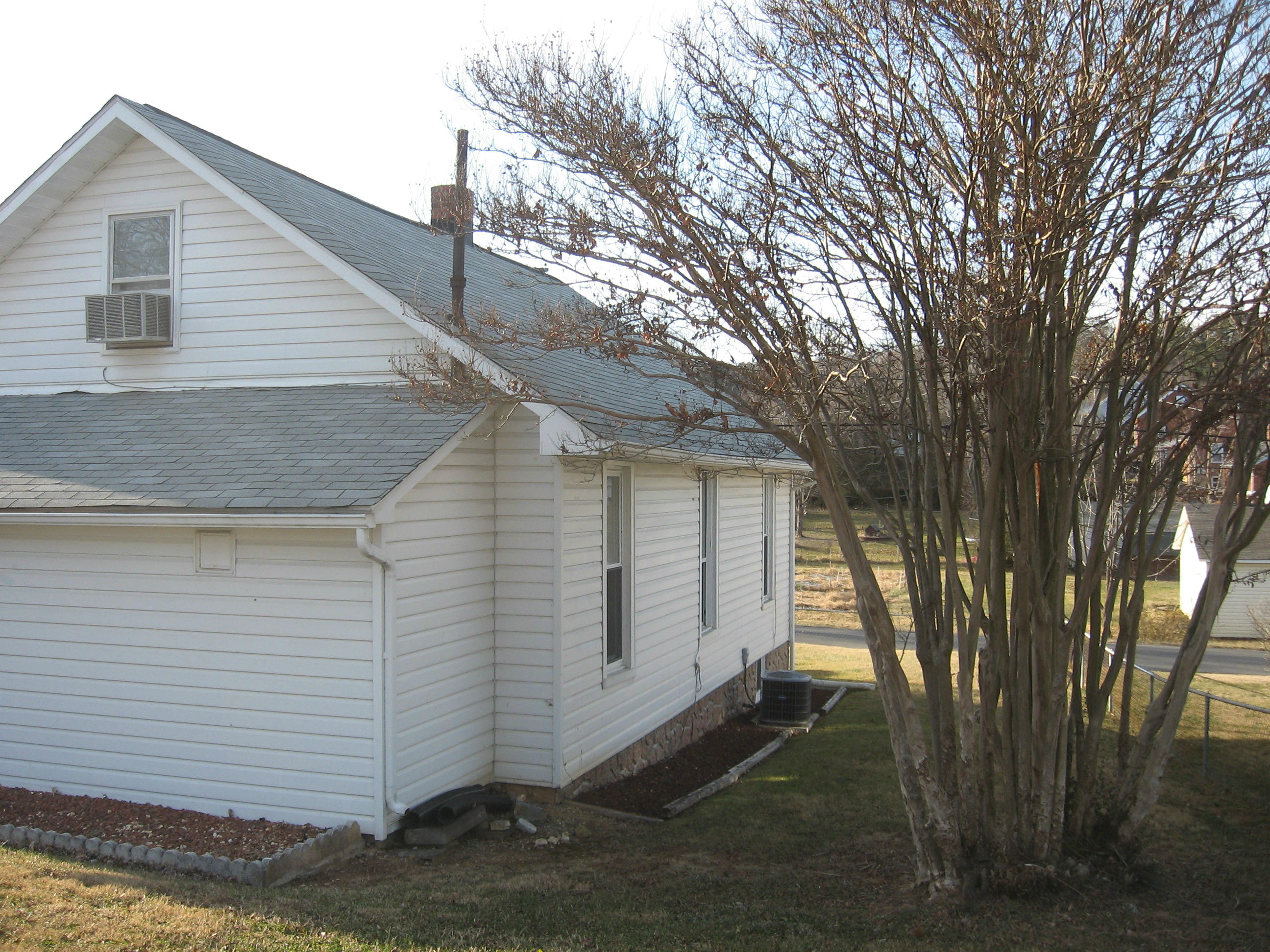 3436 New Spring Branch Road Southeast Roanoke, VA 24014 - Photo 5 of 22 Rear / Left Side View