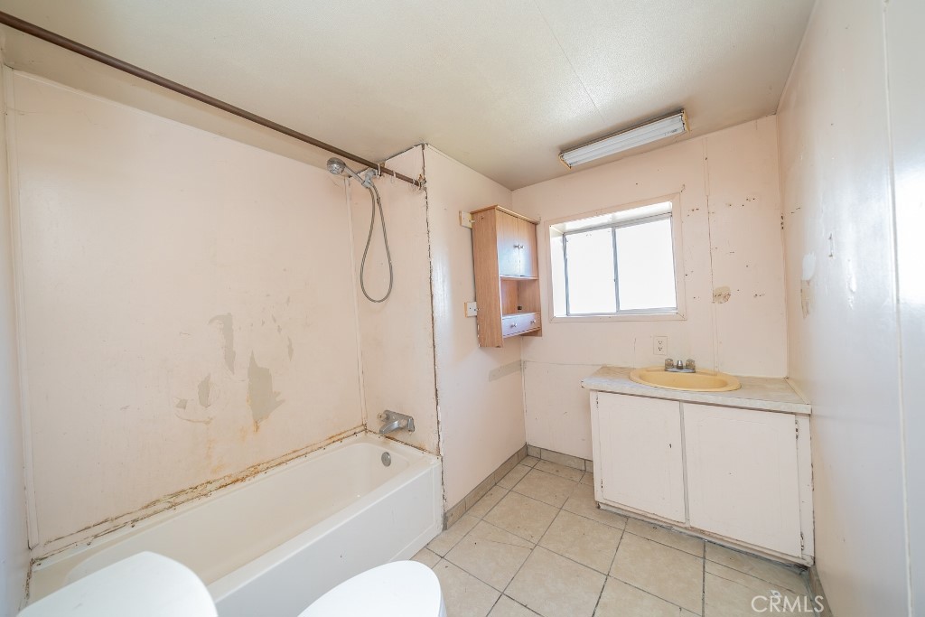 11025 Phelan Road Oak Hills, CA 92344 - Photo 19 of 33