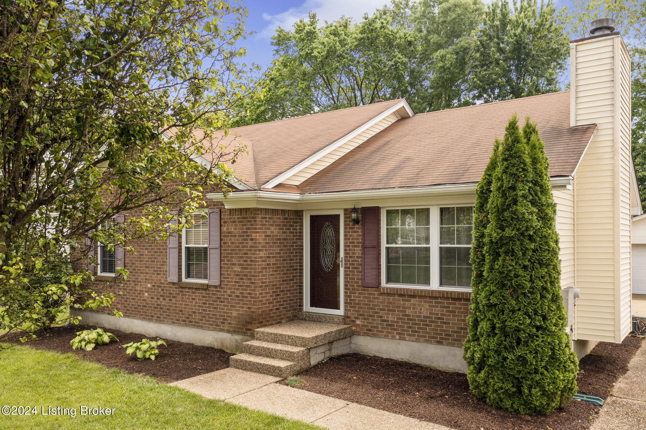 8318 Silver Fox Road Louisville, KY 40291 - Photo 4 of 35 Front exterior
