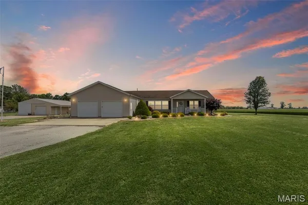 $475,000 | 19452 Highway 15, Nashville, IL 62263