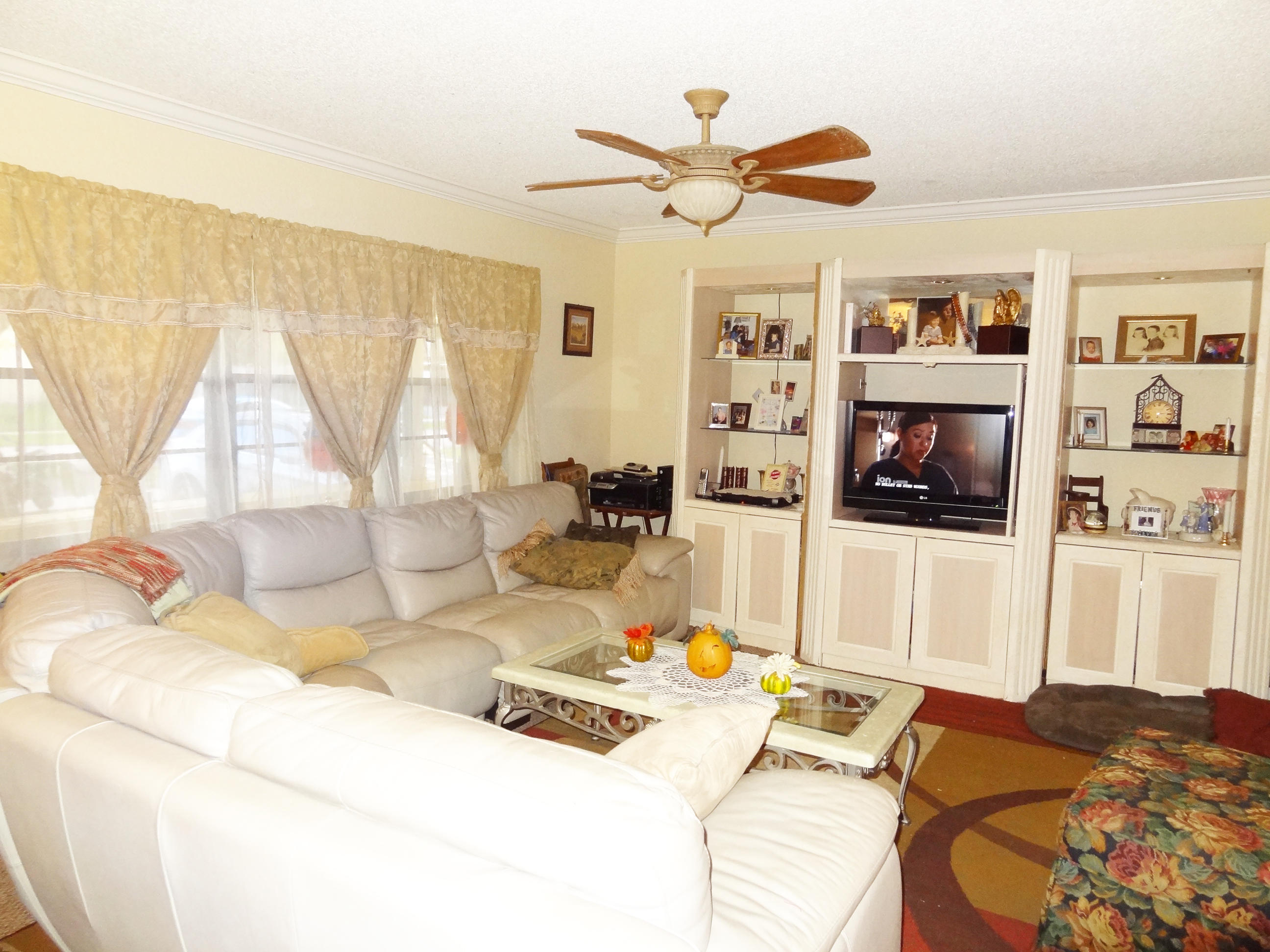 9877 Spanish Isles Drive Boca Raton, FL 33496 - Photo 4 of 11 LIVING ROOM
