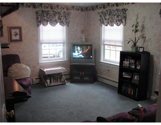7 Roos Hill Road Freeport, ME 04032 - Photo 4 of 10 Den/Family/Great Room.