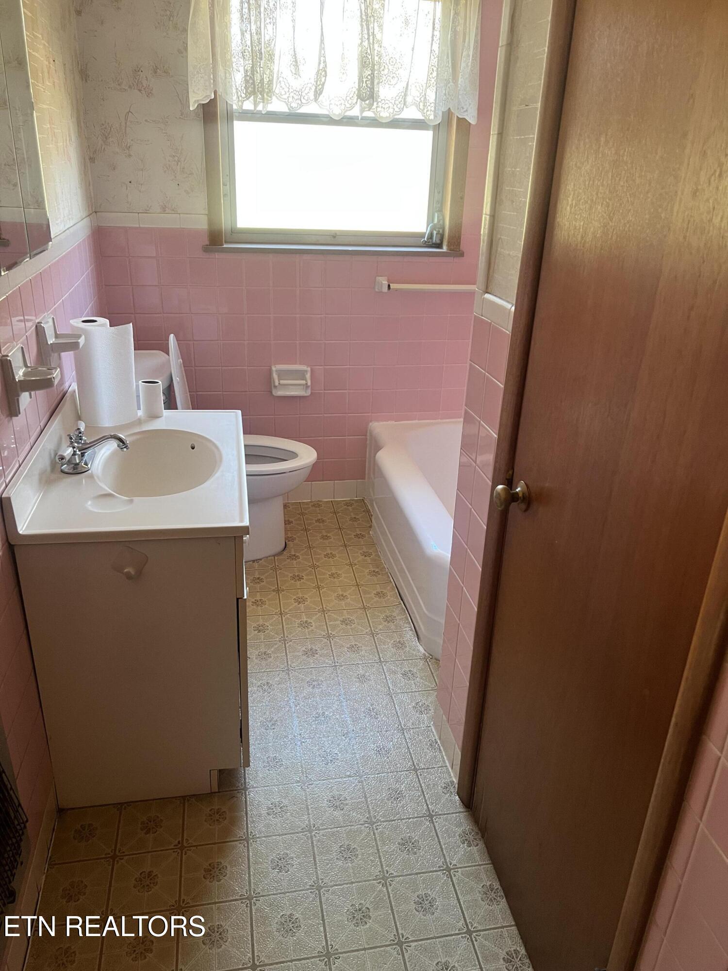 1700 Francis Road Knoxville, TN 37909 - Photo 15 of 16 bathroom