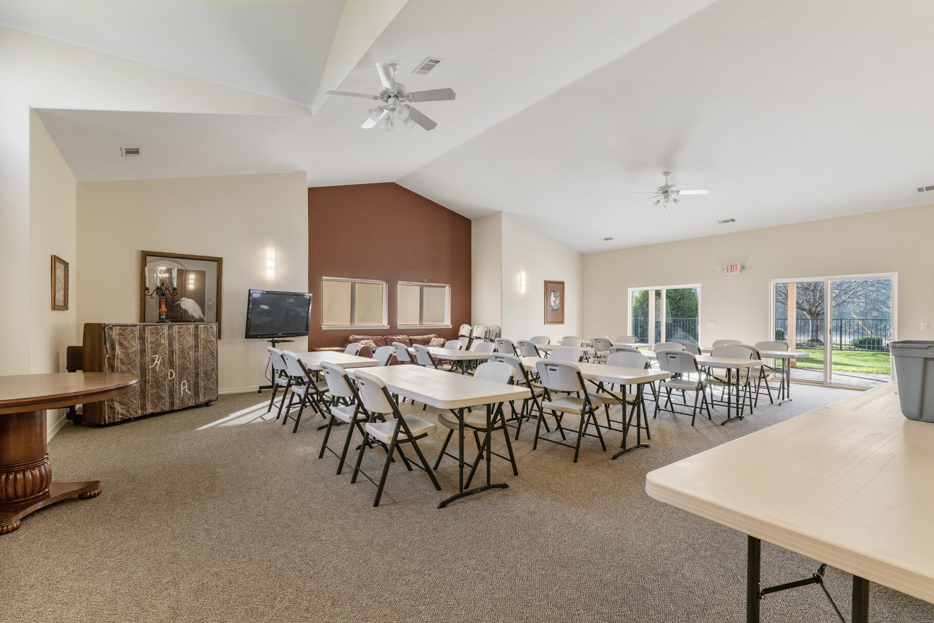 371 Cedar Ridge Cave Junction, OR 97523 - Photo 34 of 40 Clubhouse fully functional kitchen and dining area