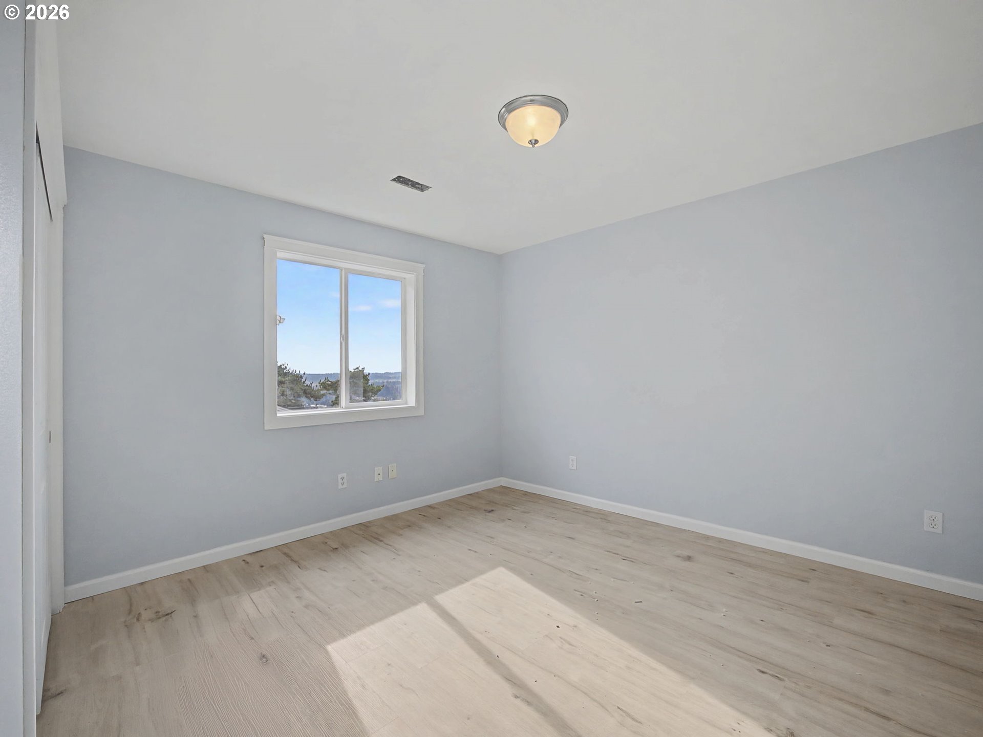 12410 Southwest Aspen Ridge Drive Tigard, OR 97224 - Photo 27 of 47 an empty room with a window