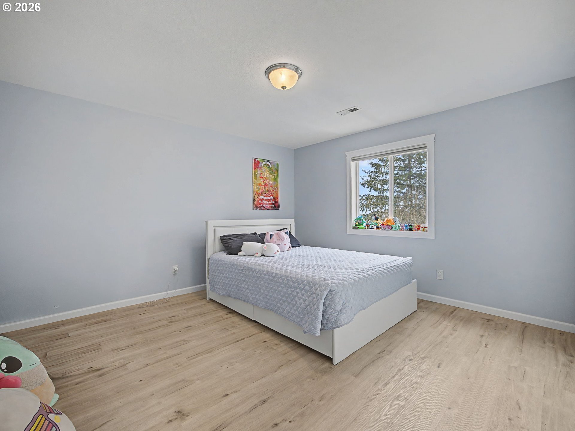 12410 Southwest Aspen Ridge Drive Tigard, OR 97224 - Photo 32 of 47 a room with a bed and a window