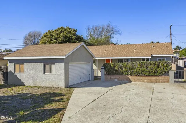 a view of a house with a backyard