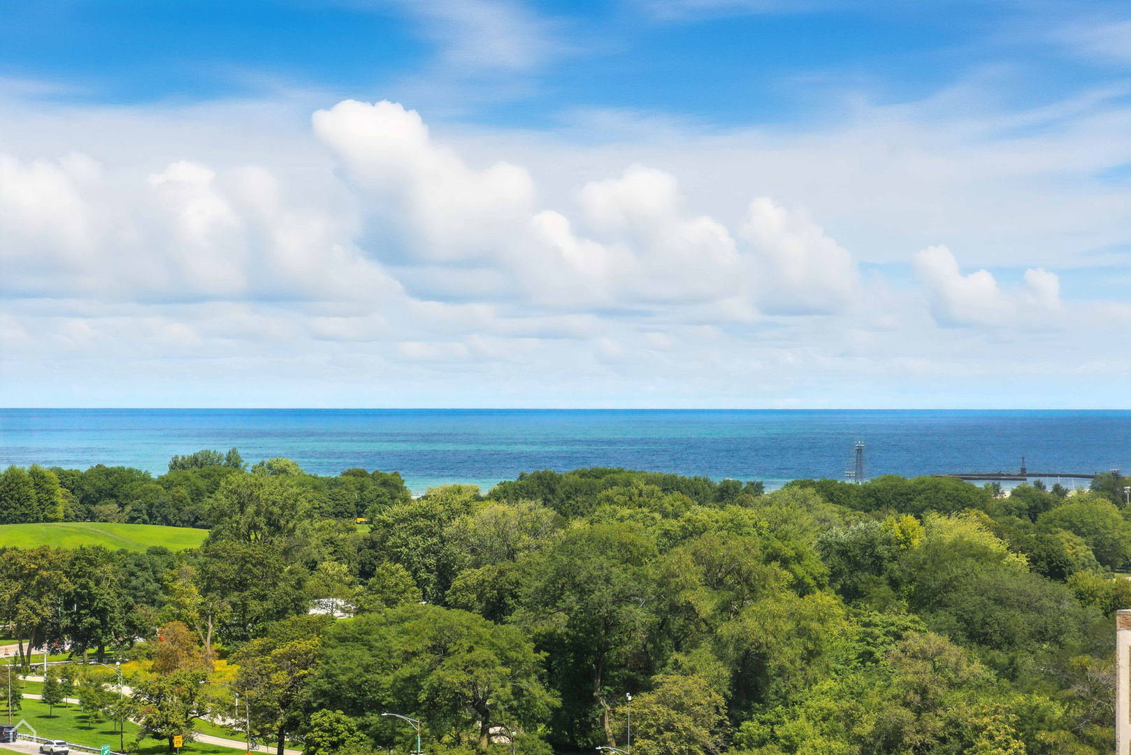 720 West Gordon Terrace, Unit 16E Chicago, IL 60613 - Photo 21 of 34 a view of a large yard with lots of green space