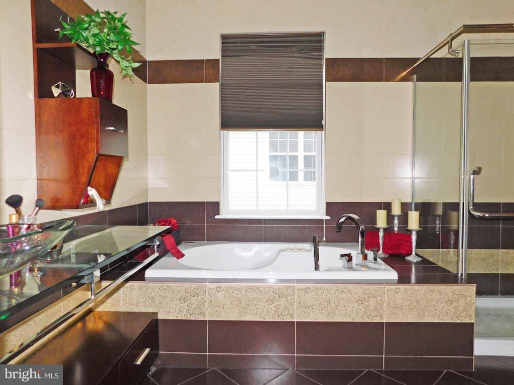 59 Bluebonnet Road Langhorne, PA 19047 - Photo 17 of 29 Master Bathroom jetted tub, stall shower.