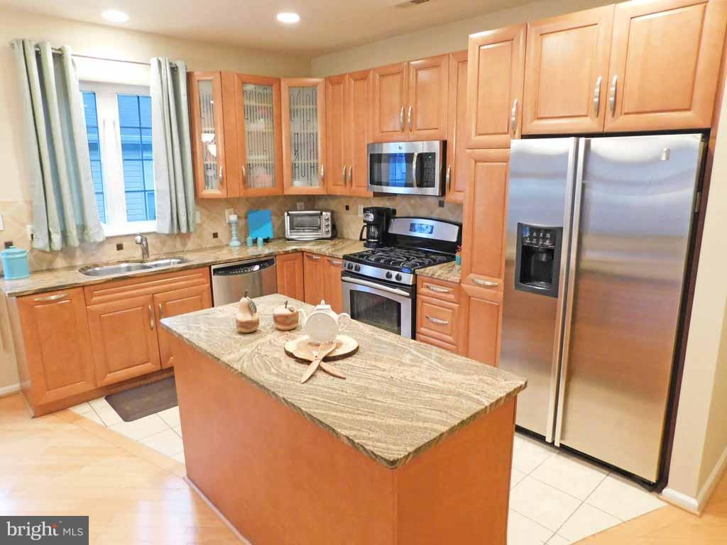 59 Bluebonnet Road Langhorne, PA 19047 - Photo 10 of 29 Custom Maple Kitchen with Island
