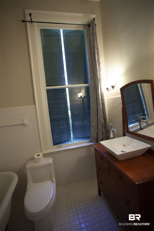 1658 Government Street Mobile, AL 36604 - Photo 15 of 36 Back bedroom en suite bath
