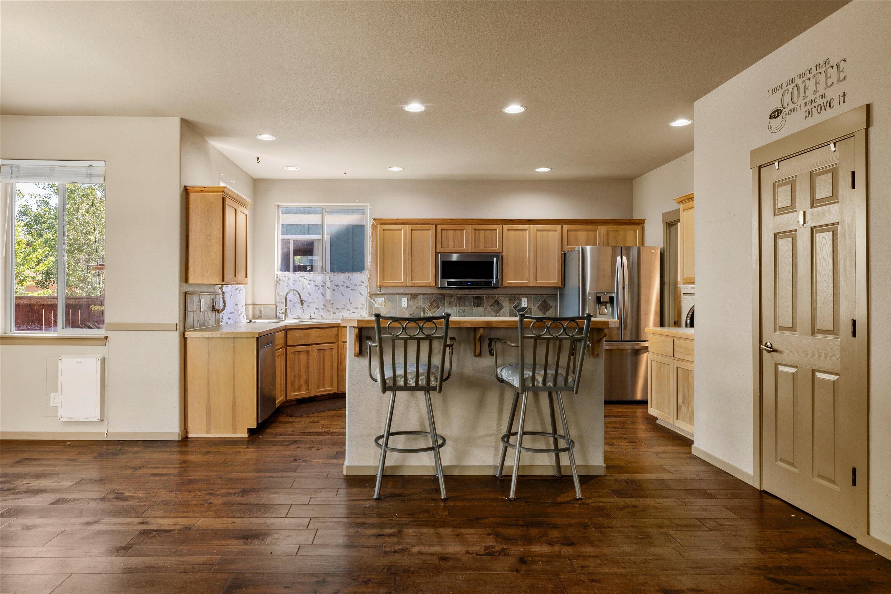 21190 Ritz Place Bend, OR 97702 - Photo 4 of 24 08-20250624 JILL ROSELL-8