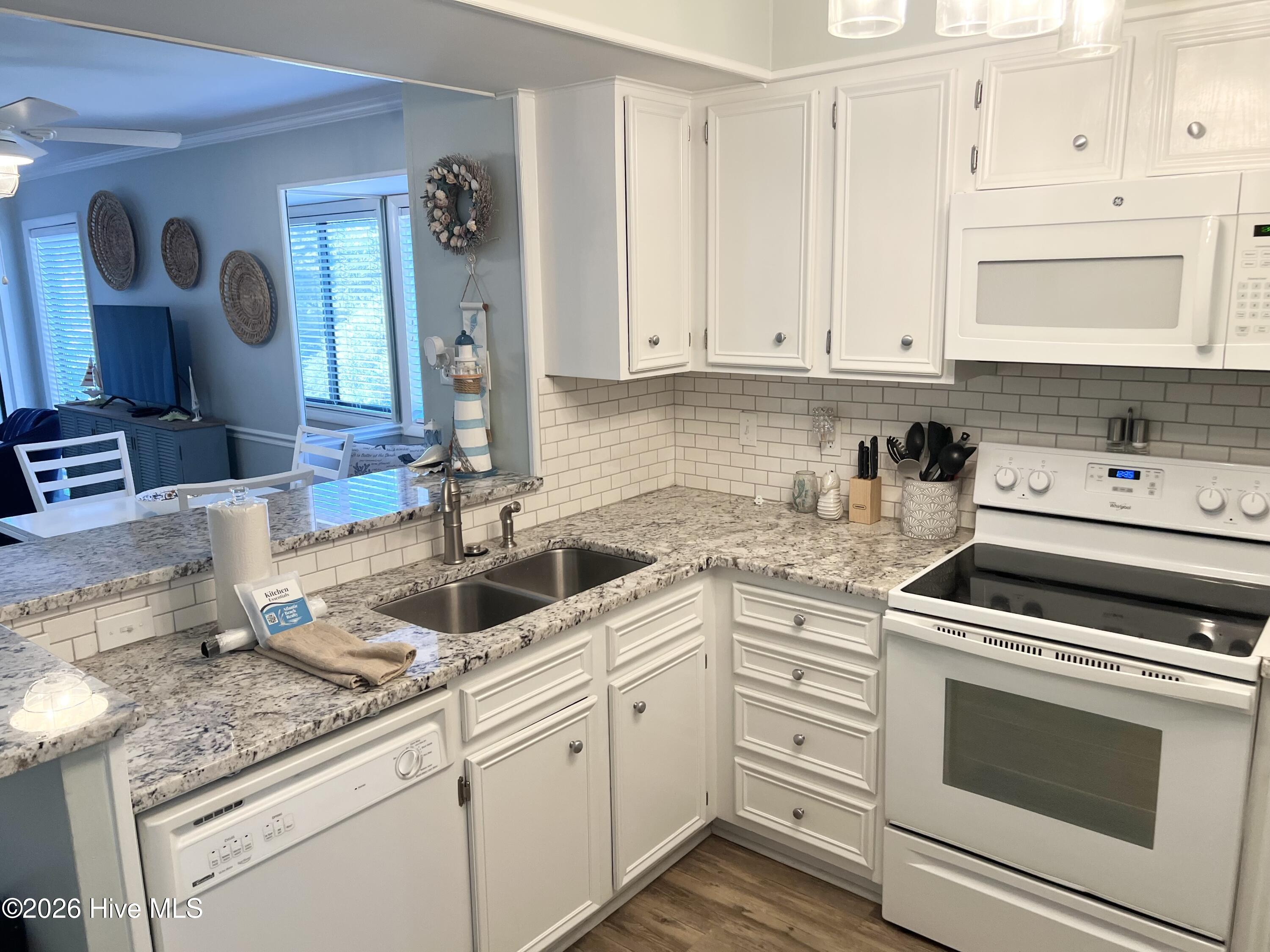 2304 West Fort Macon Road, Unit H115 Atlantic Beach, NC 28512 - Photo 11 of 22 Kitchen
