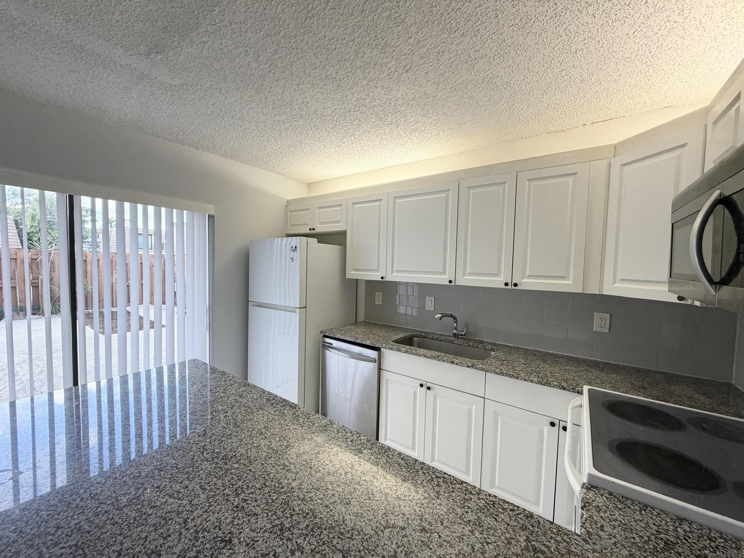 731 Springdale Circle Palm Springs, FL 33461 - Photo 15 of 33 IMG_7316