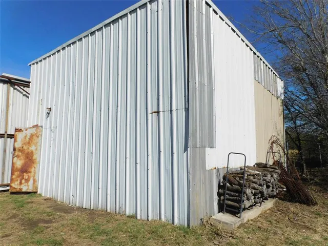 a view of a back yard