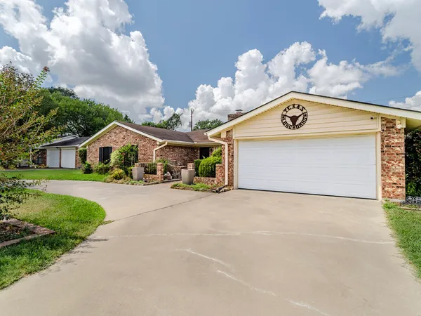 $289,500 | 1804 Lakeview Drive, Brenham, TX 77833
