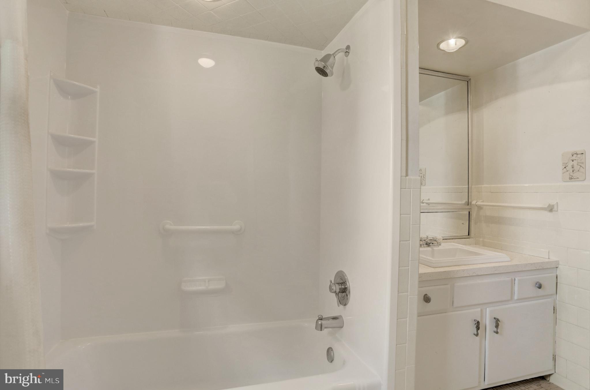 178 Park Road Pasadena, MD 21122 - Photo 15 of 23 Tub and Shower Combo