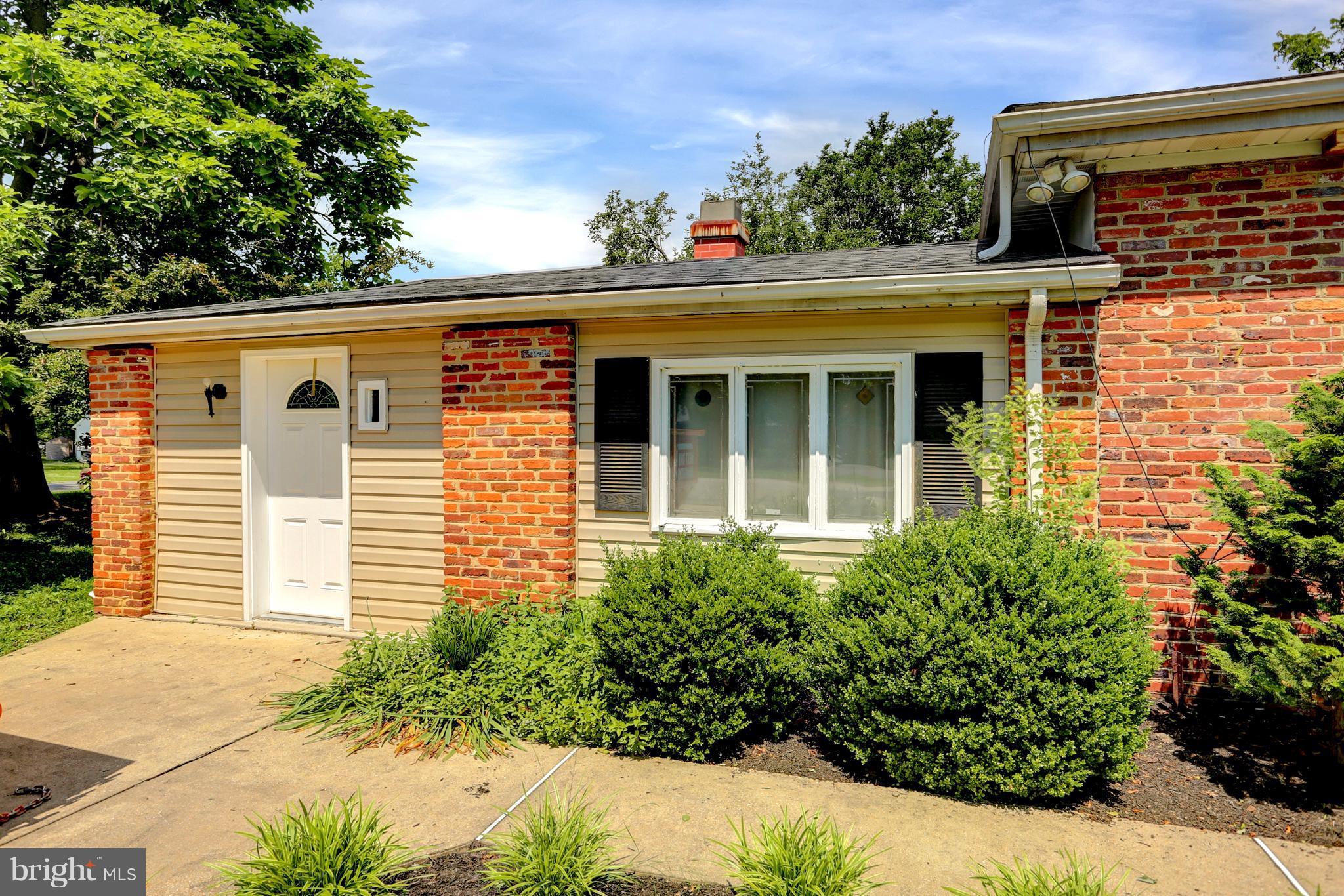 178 Park Road Pasadena, MD 21122 - Photo 3 of 23 Addition with separate entrance & fireplace