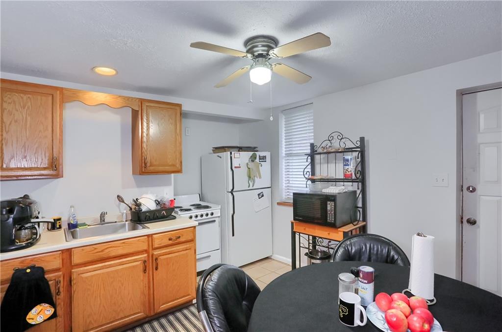 517 Ridge Avenue Carnegie, PA 15106 - Photo 15 of 38 Top Unit - Eat-in kitchen.