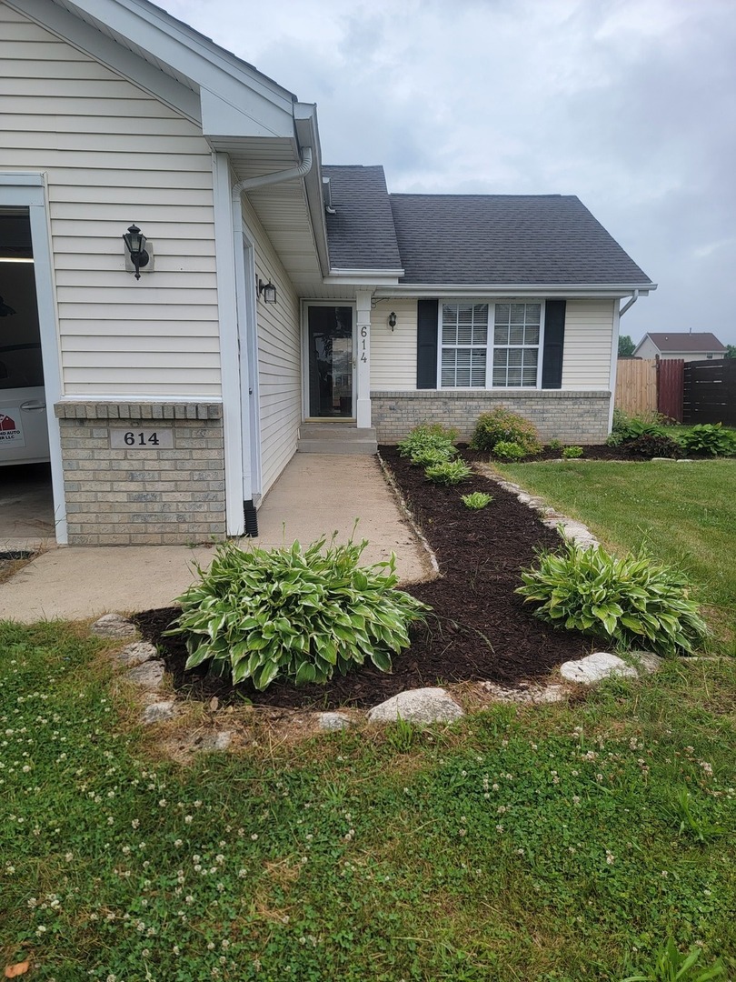 614 Bayfield Road Rockton, IL 61072 - Photo 3 of 42 a front view of a house with a garden