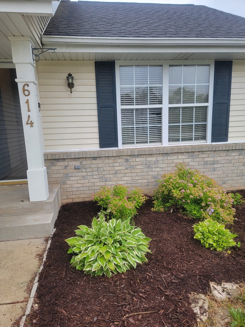 614 Bayfield Road Rockton, IL 61072 - Photo 4 of 42 a front view of a house