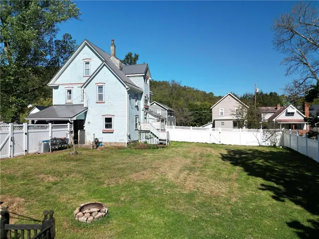 a view of house with garden