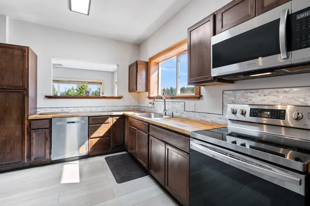 $499,900 | 33825 North Dunn Road, Chattaroy, WA 99003