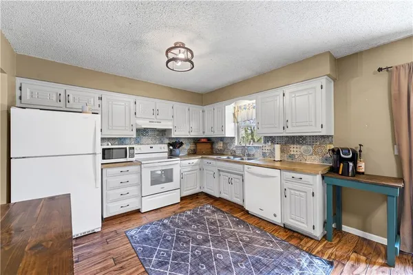$215,000 | 507 West Cambridge Road, Belton, MO 64012