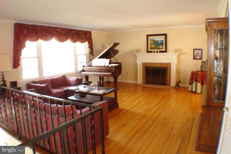 6251 Park Road McLean, VA 22101 - Photo 11 of 20 Living Room