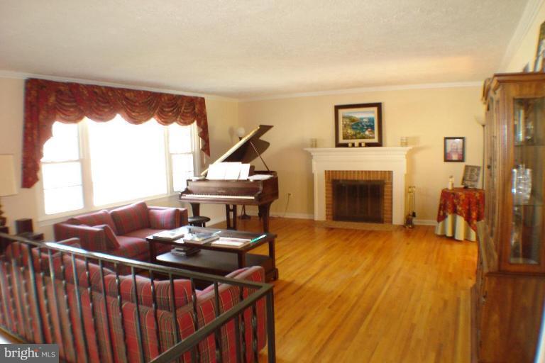 6251 Park Road McLean, VA 22101 - Photo 12 of 20 Living Room #2