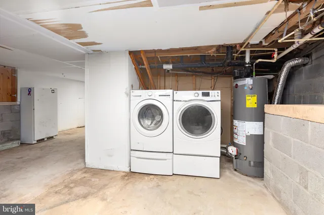 a view of a storage & utility room with washer and dryer