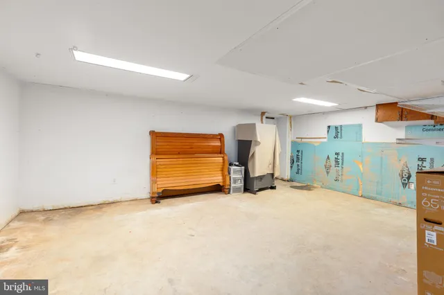 a view of a yard with car parked