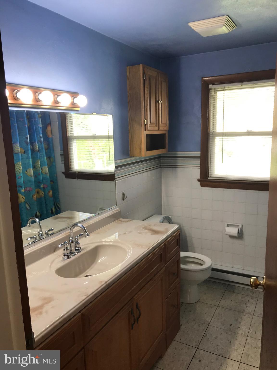 205 Filbert Street Hanover, PA 17331 - Photo 10 of 47 Full Bathroom