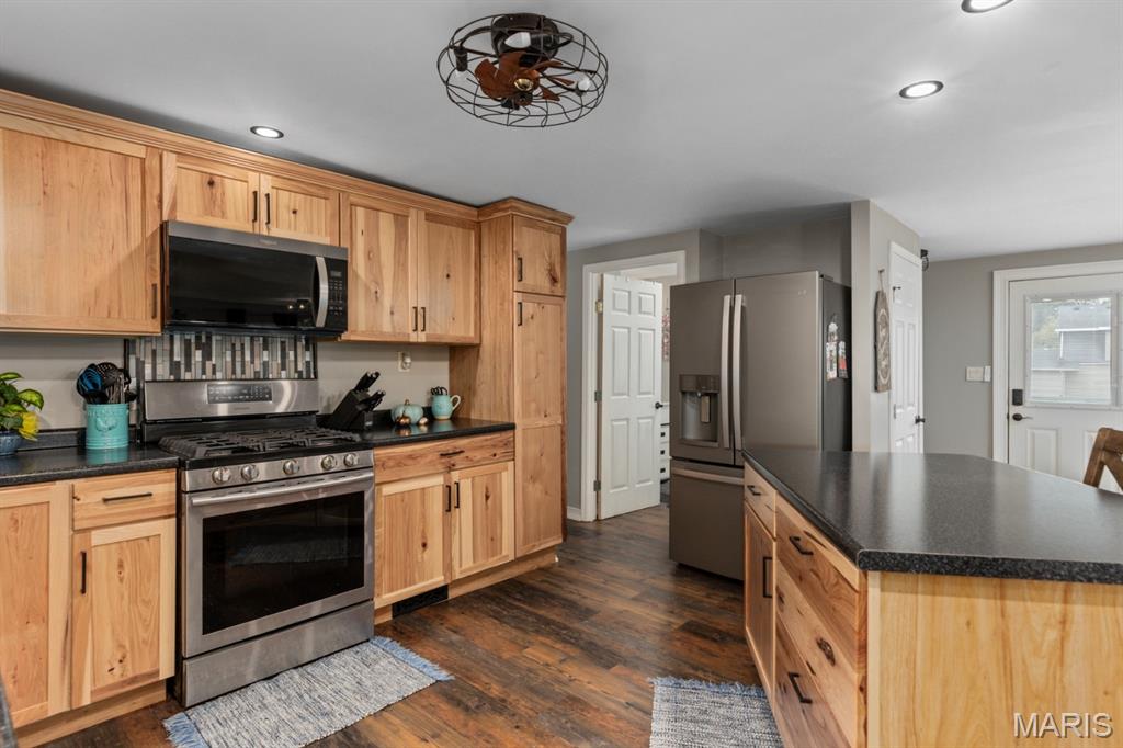 210 Fulton Street Gillespie, IL 62033 - Photo 13 of 32