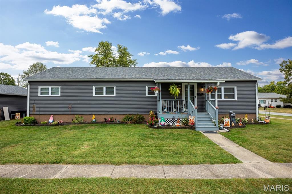 210 Fulton Street Gillespie, IL 62033 - Photo 2 of 32