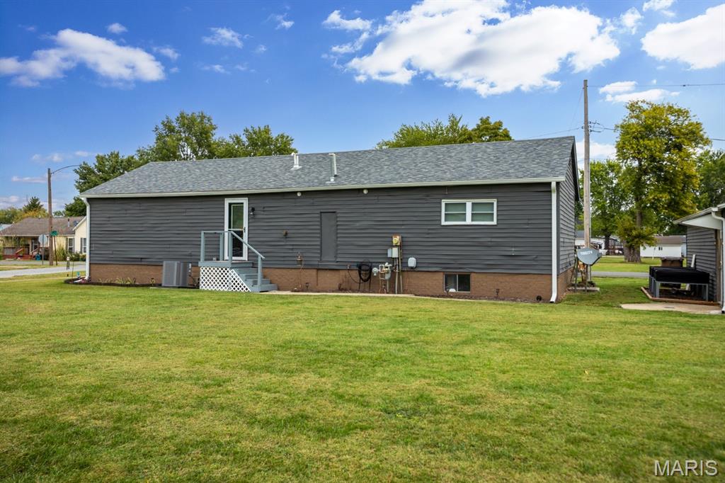 210 Fulton Street Gillespie, IL 62033 - Photo 5 of 32